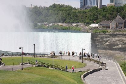 Niagara Falls USA: Guided Walking Tour + Maid of Mist or Observation Deck 