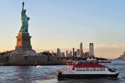 Circle Line Sightseeing - Statue at Sunset