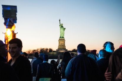 Circle Line Sightseeing - Statue at Sunset